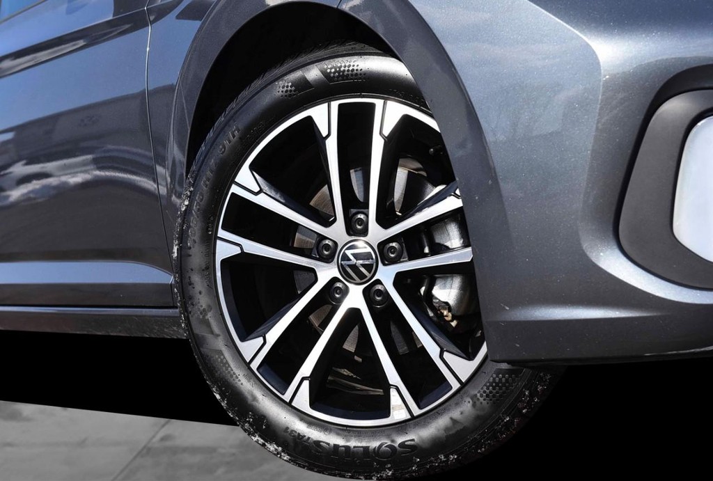 Volkswagen Jetta Vehicle Full-screen Gallery Image 3