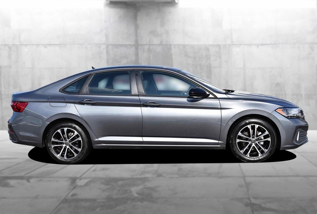 Volkswagen Jetta Vehicle Full-screen Gallery Image 5