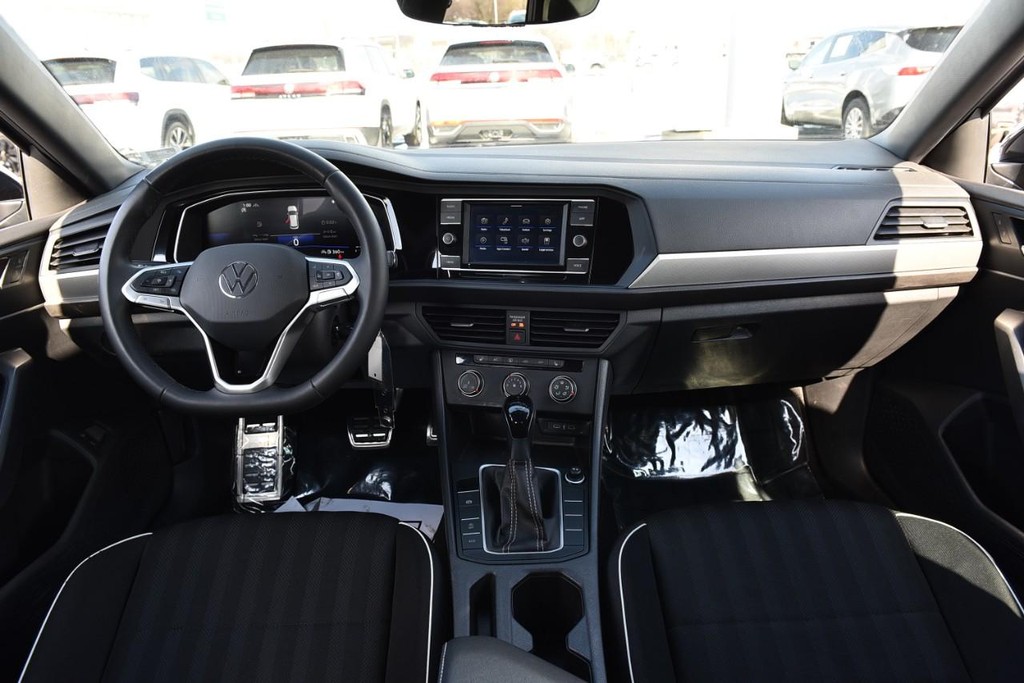 Volkswagen Jetta Vehicle Full-screen Gallery Image 7