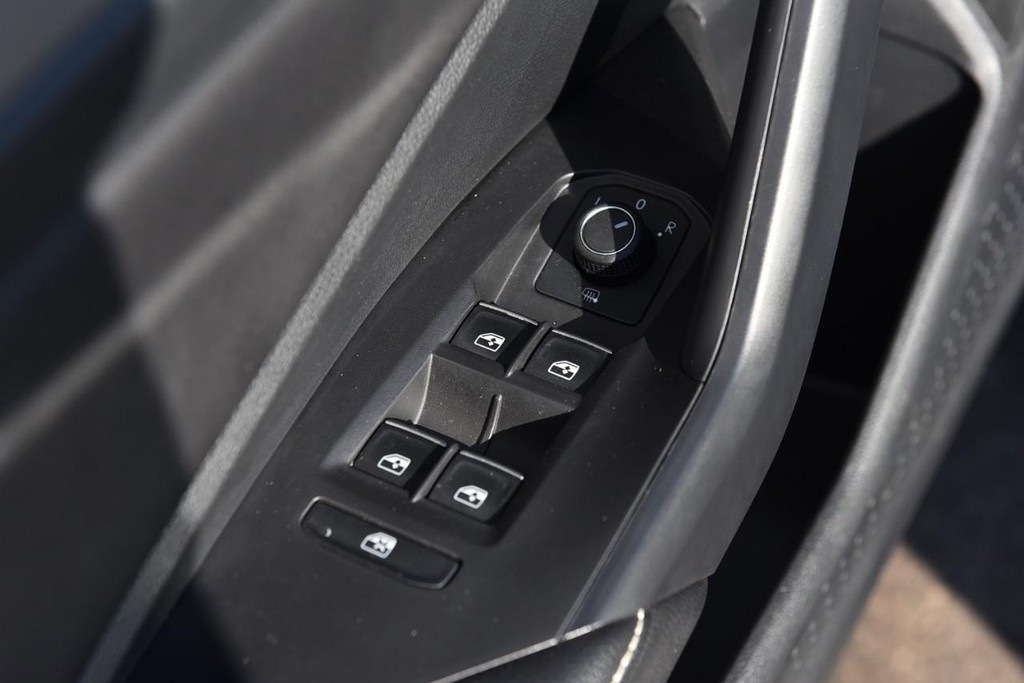 Volkswagen Jetta Vehicle Full-screen Gallery Image 8