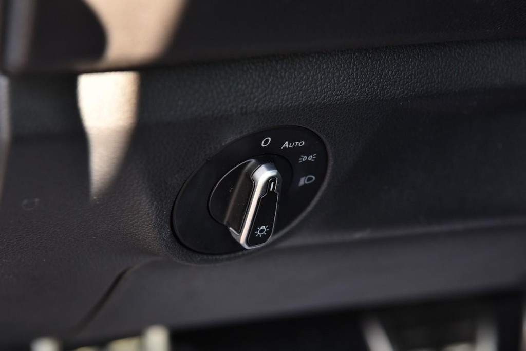 Volkswagen Jetta Vehicle Full-screen Gallery Image 11