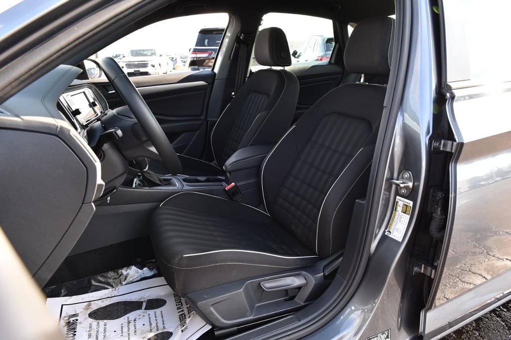 Volkswagen Jetta Vehicle Full-screen Gallery Image 19