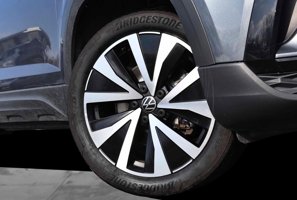 Volkswagen Taos Vehicle Full-screen Gallery Image 3