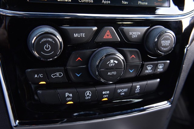 Jeep Grand Cherokee Vehicle Image 15