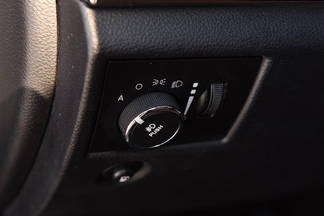 Jeep Grand Cherokee Vehicle Image 12