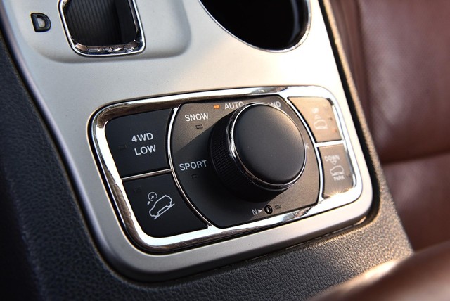 Jeep Grand Cherokee Vehicle Image 17