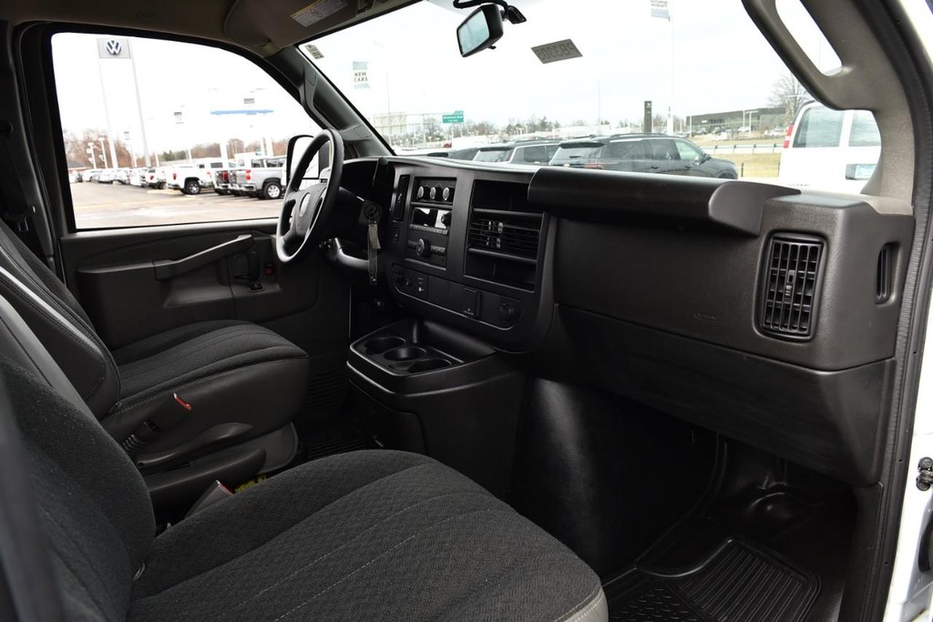 GMC Savana Cargo Van Vehicle Full-screen Gallery Image 8