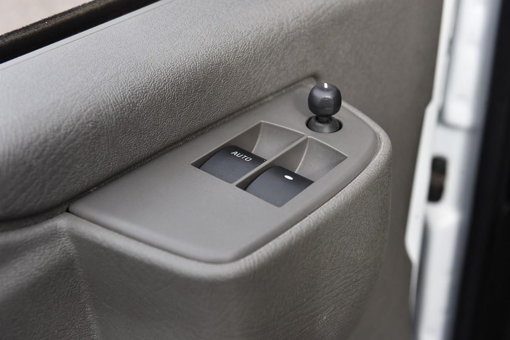 GMC Savana Cargo Van Vehicle Full-screen Gallery Image 9