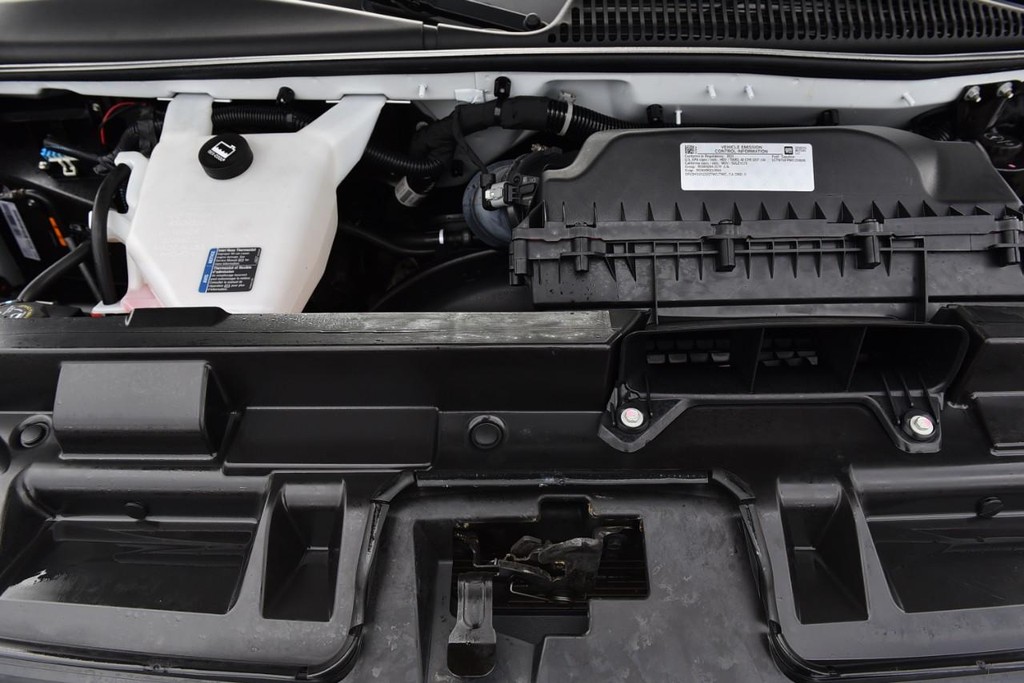 GMC Savana Cargo Van Vehicle Full-screen Gallery Image 19