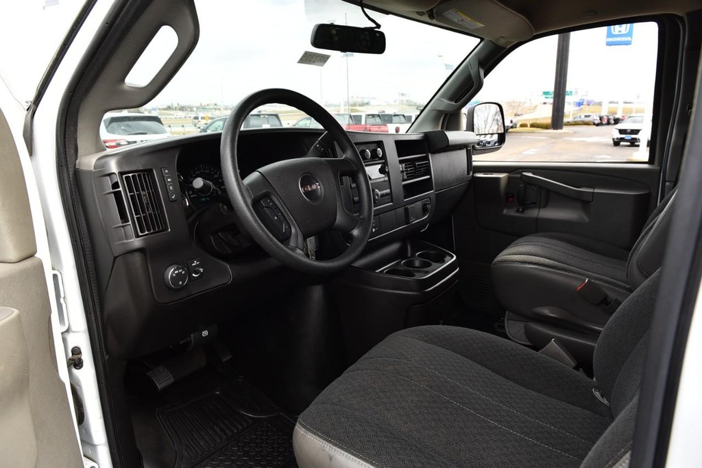 GMC Savana Cargo Van Vehicle Full-screen Gallery Image 20