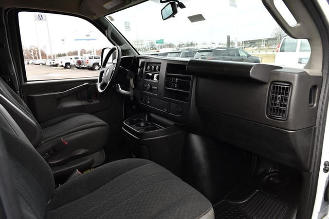 GMC Savana Cargo Van Vehicle Image 08