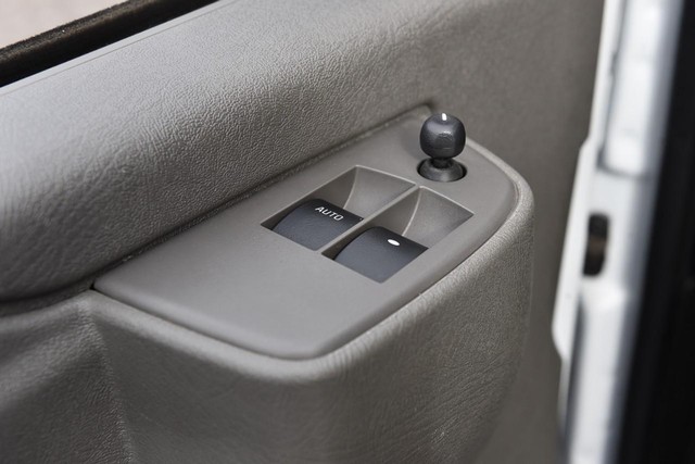 GMC Savana Cargo Van Vehicle Image 09