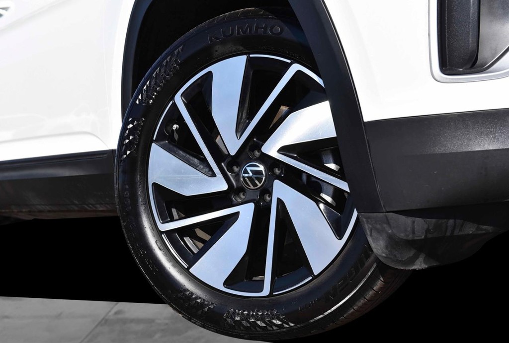 Volkswagen Atlas Vehicle Full-screen Gallery Image 3