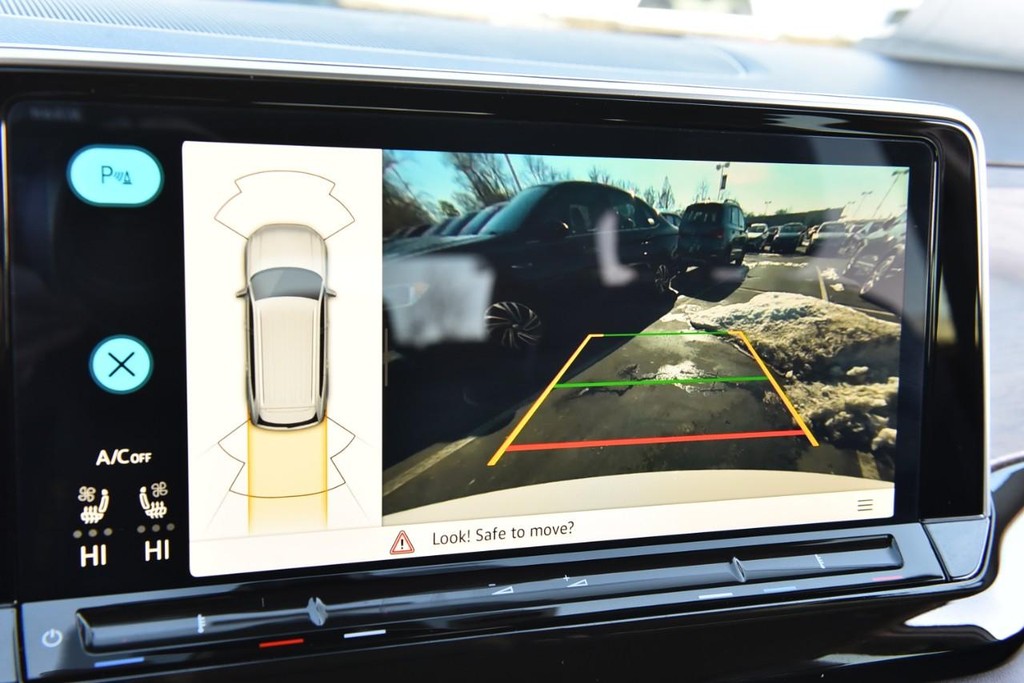 Volkswagen Atlas Vehicle Full-screen Gallery Image 13