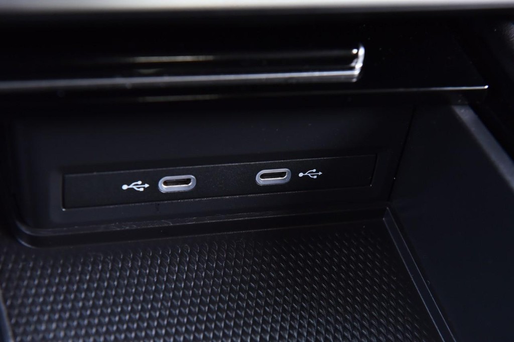 Volkswagen Atlas Vehicle Full-screen Gallery Image 16