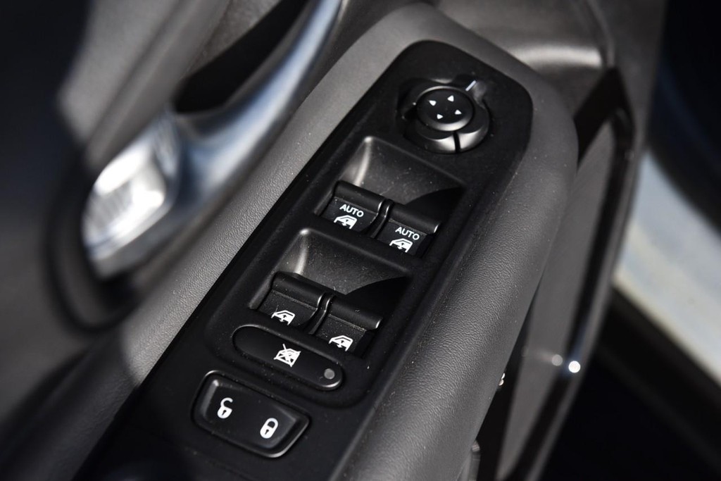 Jeep Renegade Vehicle Full-screen Gallery Image 8