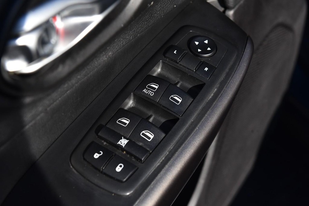 Jeep Cherokee Vehicle Full-screen Gallery Image 8