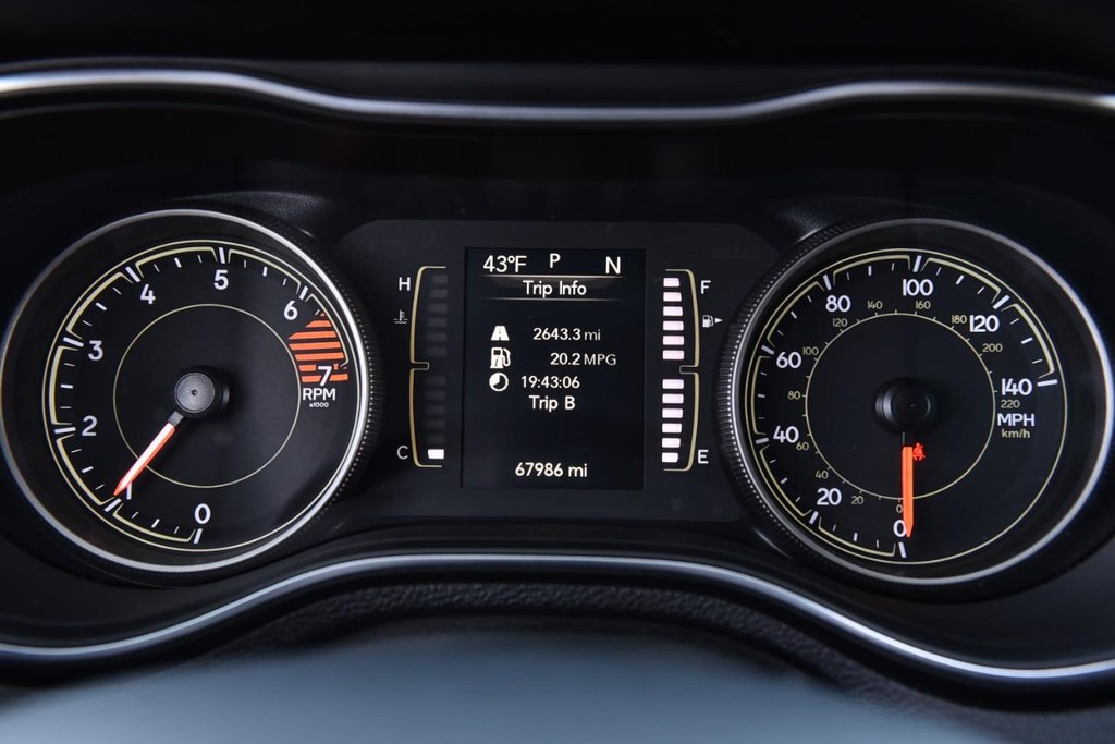 Jeep Cherokee Vehicle Full-screen Gallery Image 11