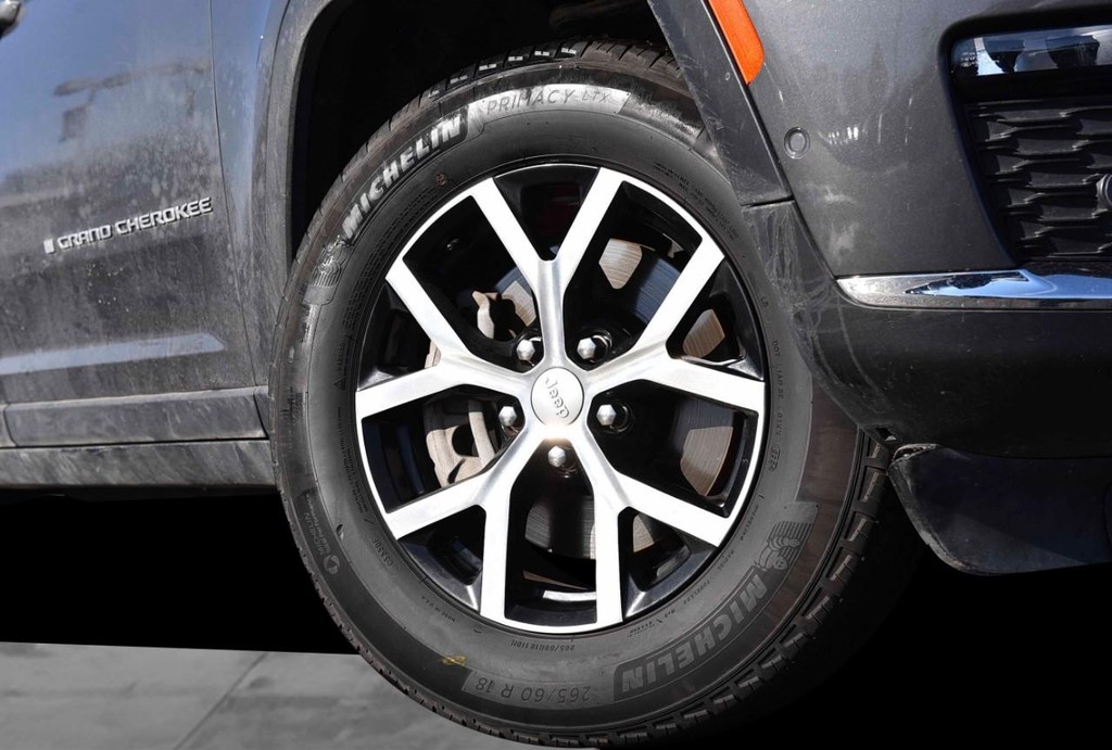 Jeep Grand Cherokee L Vehicle Full-screen Gallery Image 3