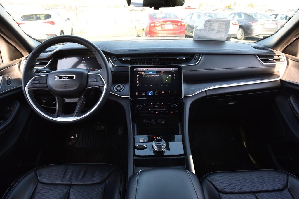 Jeep Grand Cherokee L Vehicle Full-screen Gallery Image 7