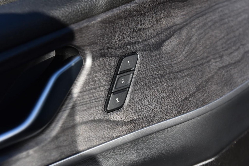 Jeep Grand Cherokee L Vehicle Full-screen Gallery Image 9