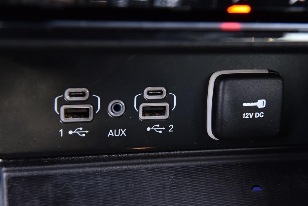 Jeep Grand Cherokee L Vehicle Full-screen Gallery Image 22