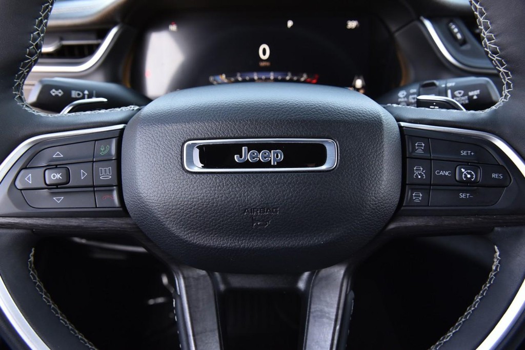 Jeep Grand Cherokee L Vehicle Full-screen Gallery Image 24