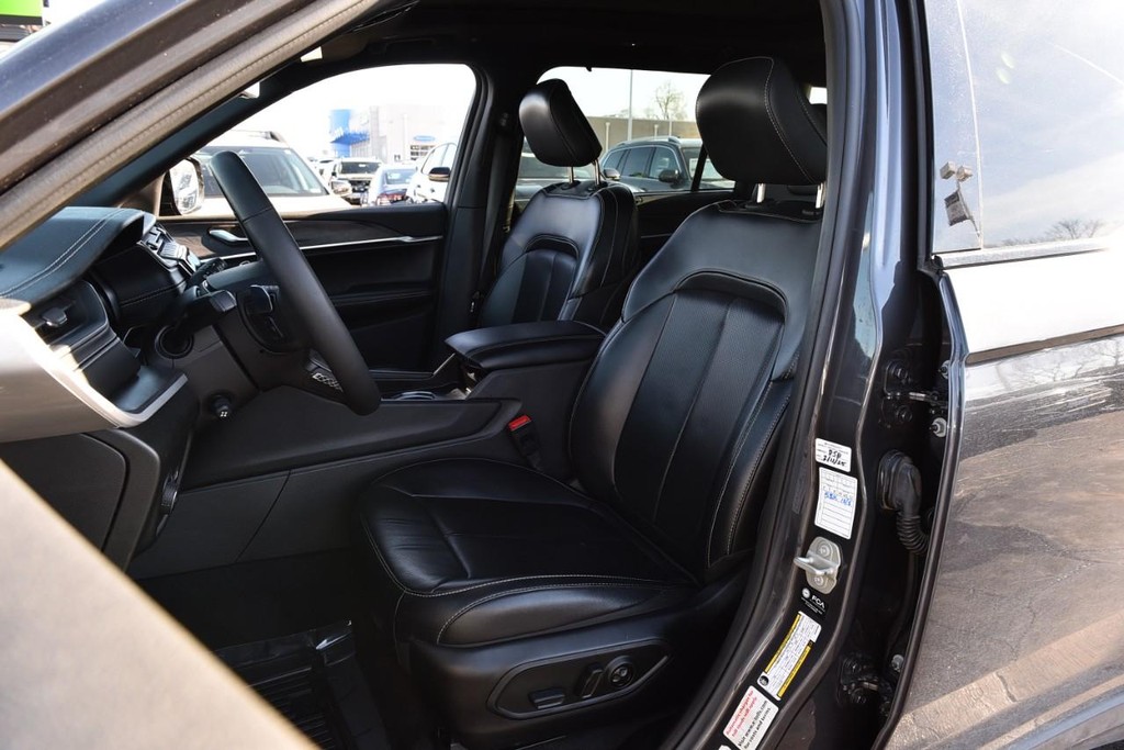 Jeep Grand Cherokee L Vehicle Full-screen Gallery Image 25