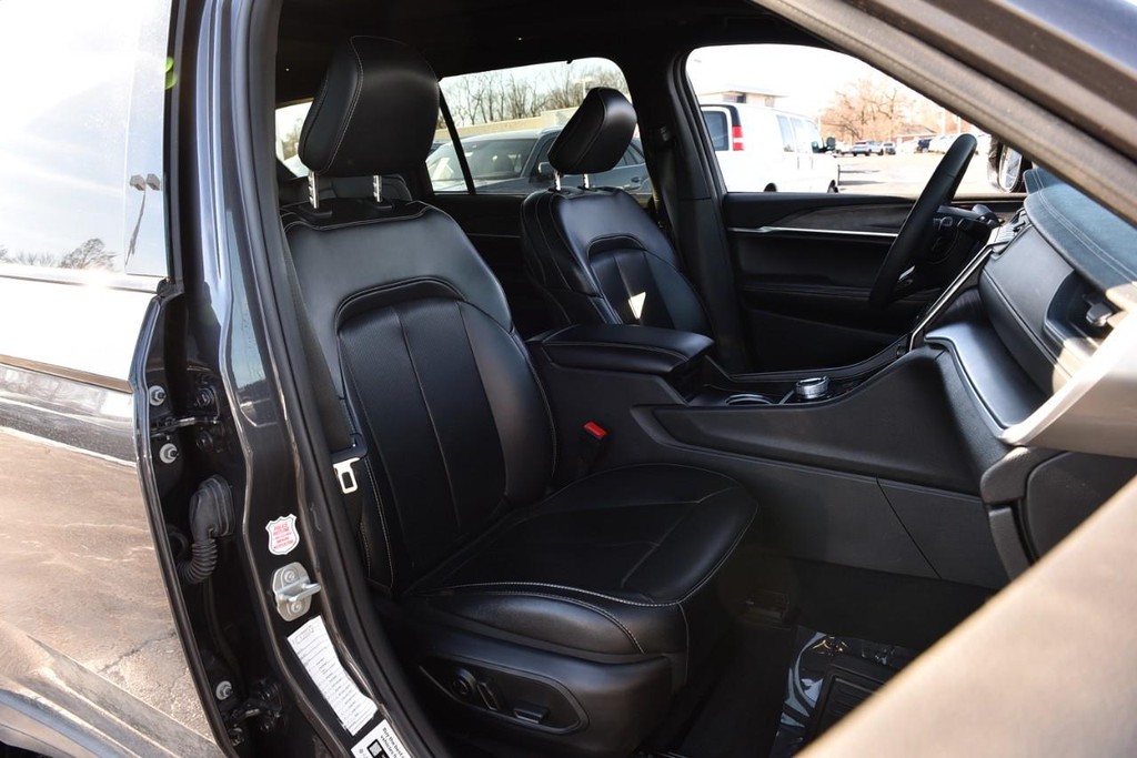 Jeep Grand Cherokee L Vehicle Full-screen Gallery Image 26