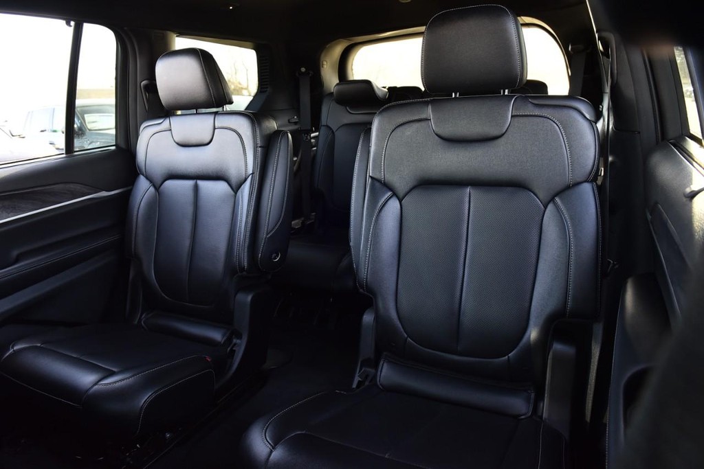 Jeep Grand Cherokee L Vehicle Full-screen Gallery Image 28