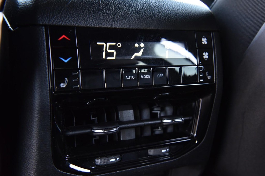 Jeep Grand Cherokee L Vehicle Full-screen Gallery Image 29