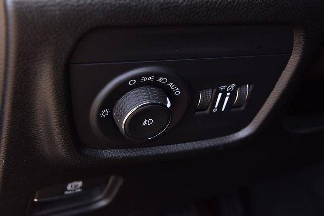 Jeep Grand Cherokee L Vehicle Image 12