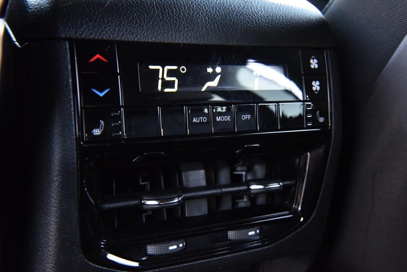 Jeep Grand Cherokee L Vehicle Image 29