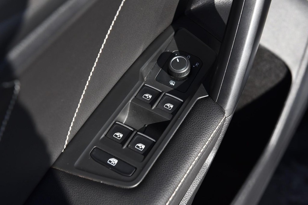 Volkswagen Tiguan Vehicle Full-screen Gallery Image 8