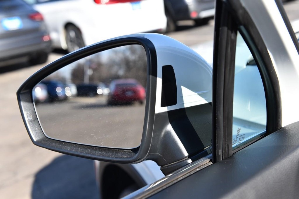 Volkswagen Tiguan Vehicle Full-screen Gallery Image 9