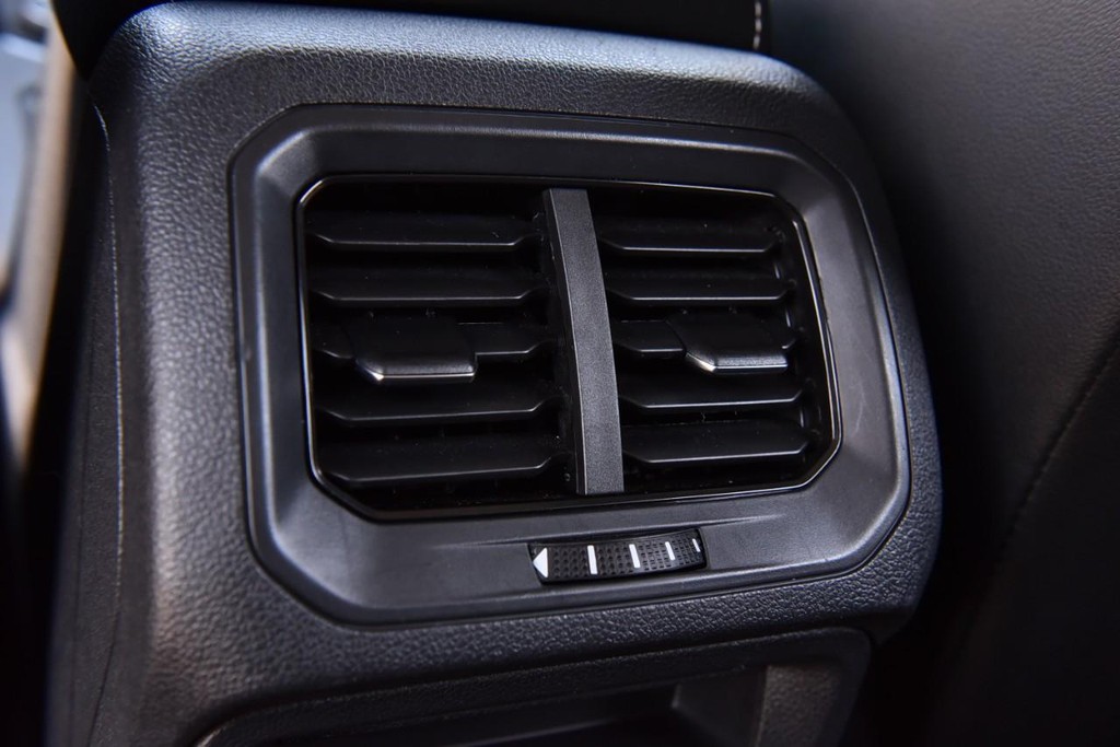 Volkswagen Tiguan Vehicle Full-screen Gallery Image 22