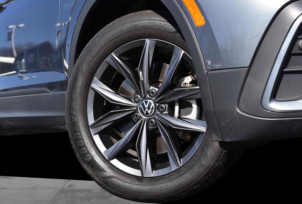 Volkswagen Tiguan Vehicle Full-screen Gallery Image 3