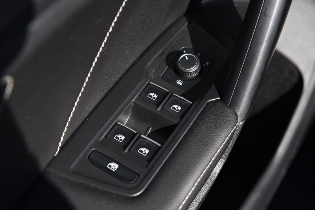 Volkswagen Tiguan Vehicle Full-screen Gallery Image 8