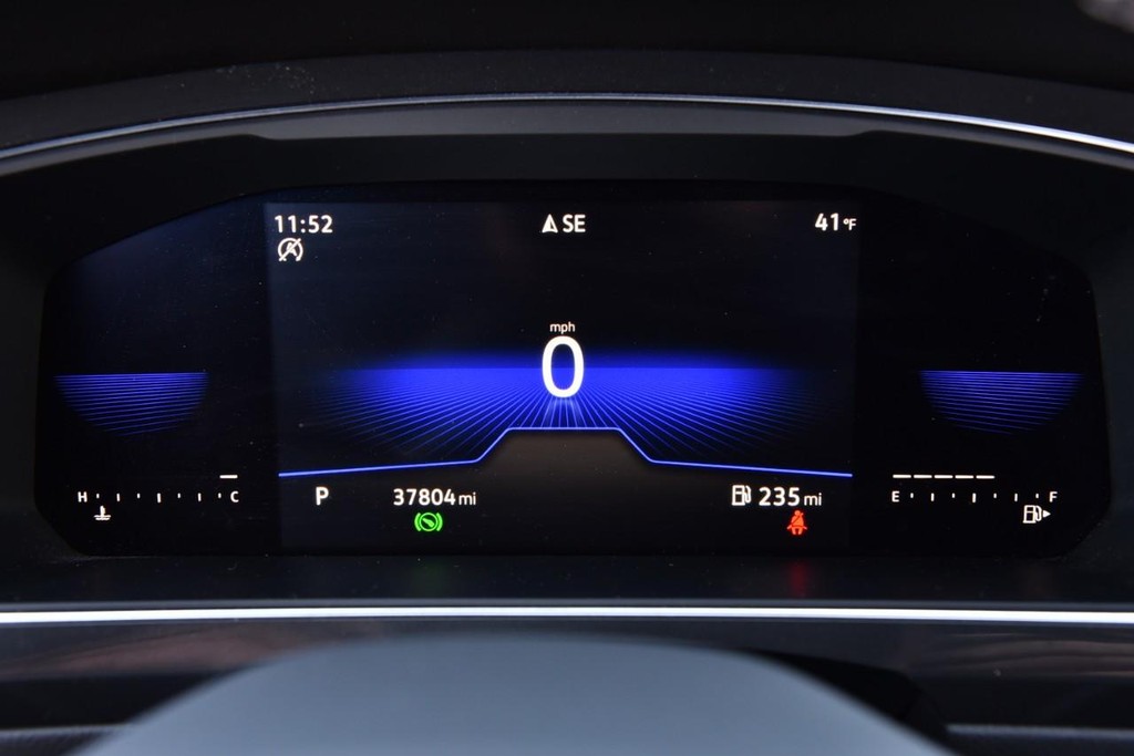 Volkswagen Tiguan Vehicle Full-screen Gallery Image 11