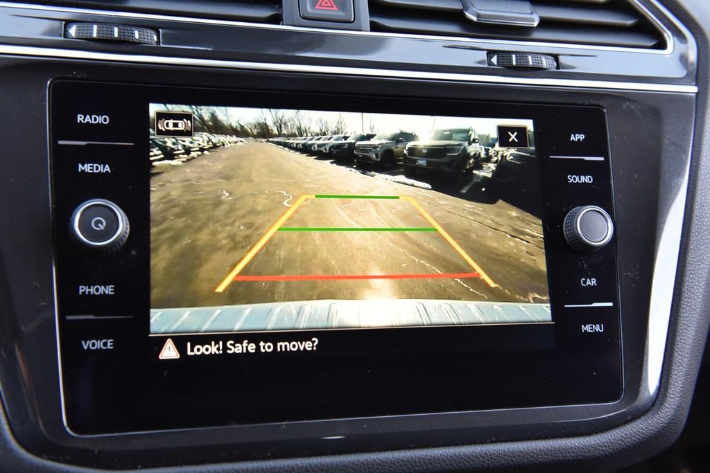 Volkswagen Tiguan Vehicle Full-screen Gallery Image 12