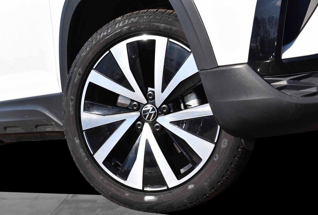 Volkswagen Taos Vehicle Full-screen Gallery Image 3