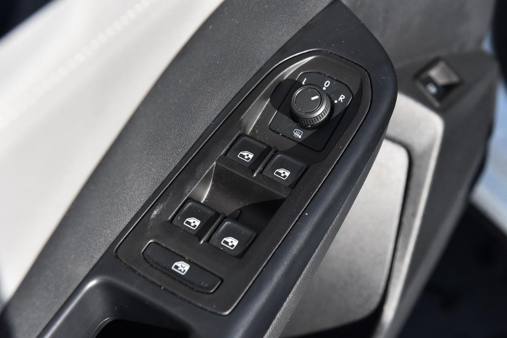 Volkswagen Taos Vehicle Full-screen Gallery Image 8