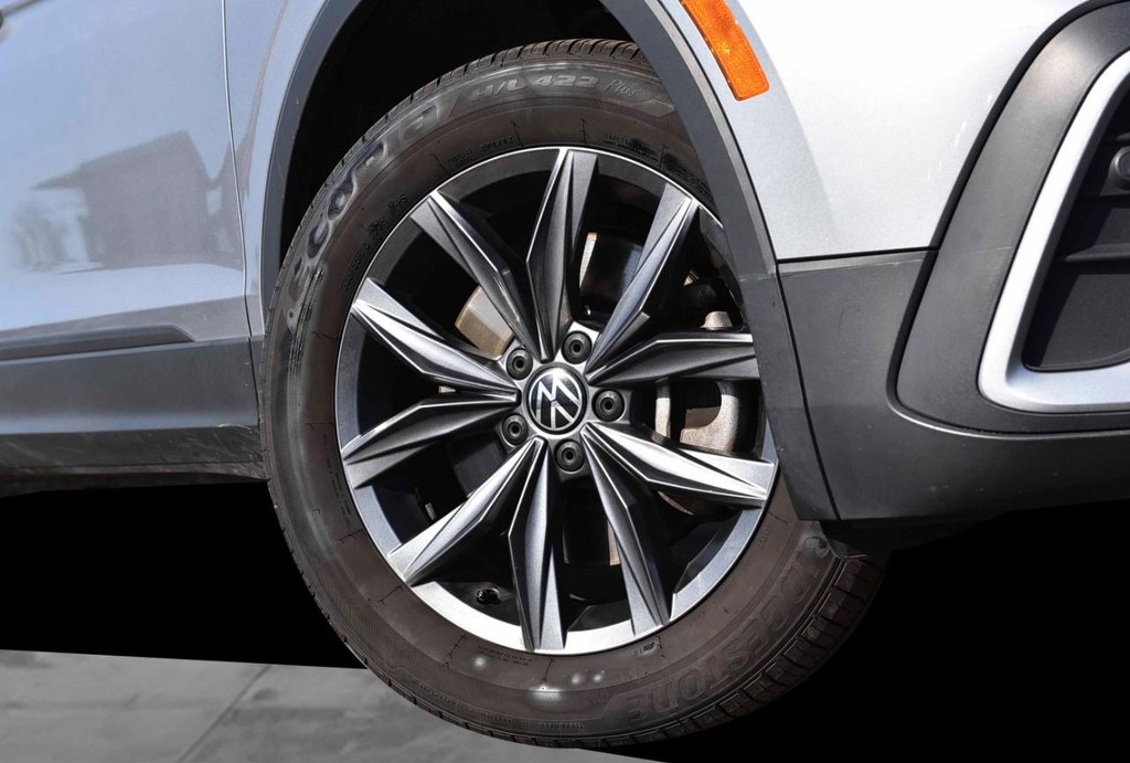 Volkswagen Tiguan Vehicle Full-screen Gallery Image 3