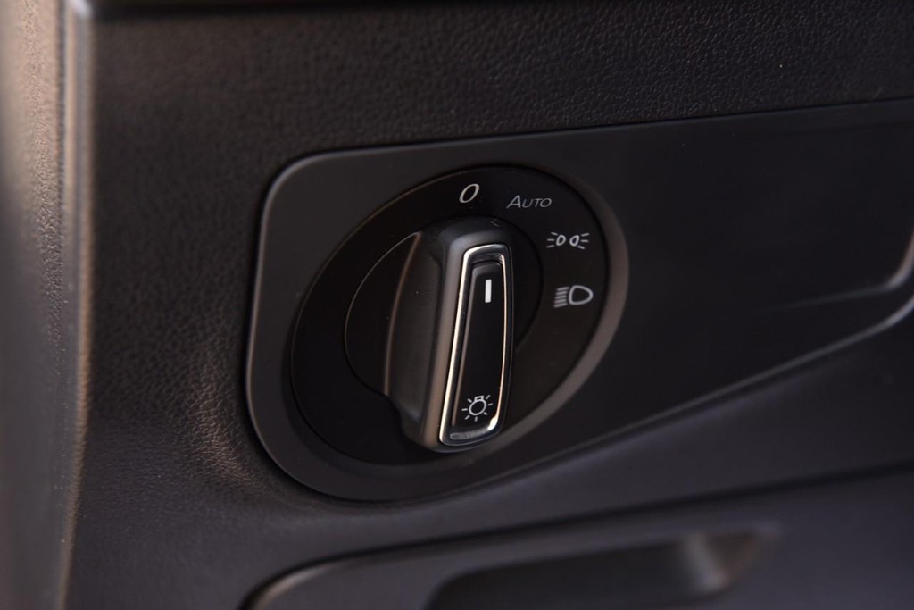 Volkswagen Tiguan Vehicle Full-screen Gallery Image 9