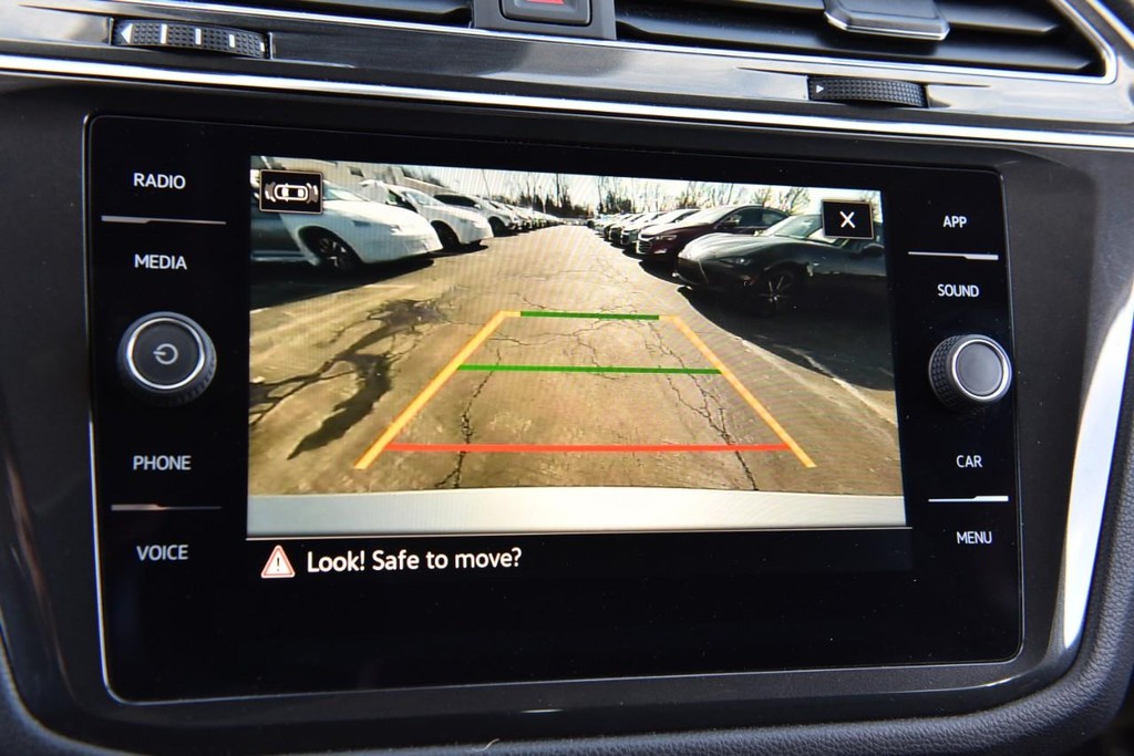 Volkswagen Tiguan Vehicle Full-screen Gallery Image 11