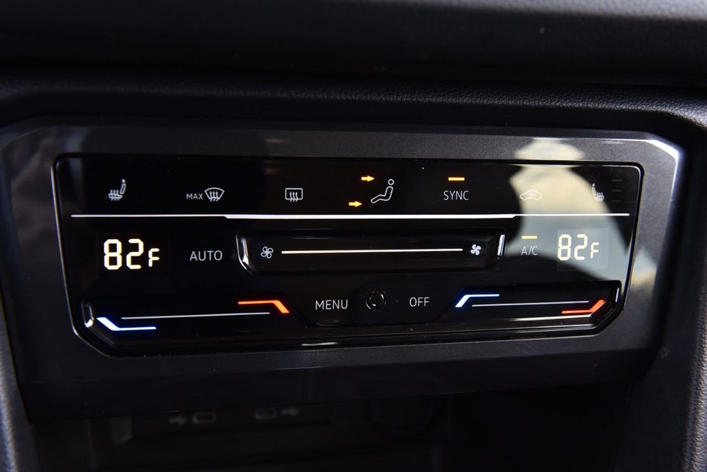 Volkswagen Tiguan Vehicle Full-screen Gallery Image 13