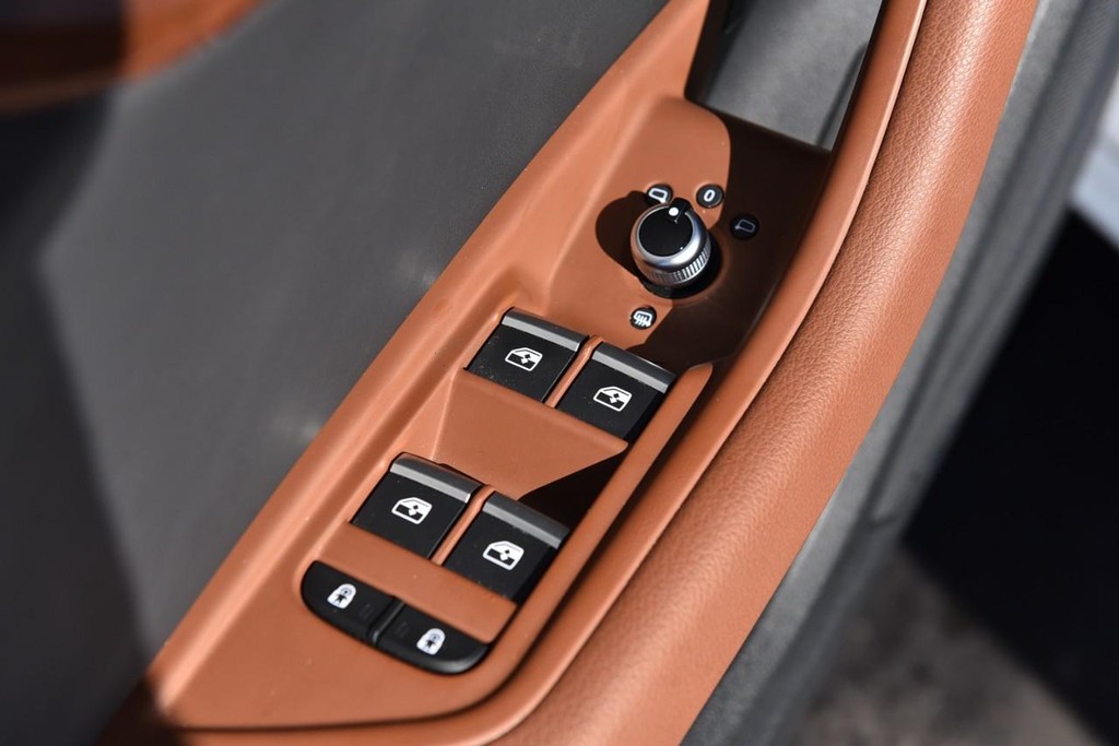 Audi A4 Sedan Vehicle Full-screen Gallery Image 8