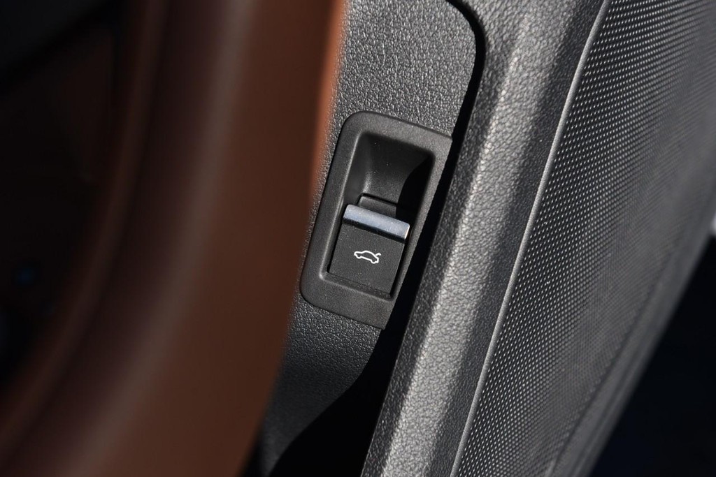 Audi A4 Sedan Vehicle Full-screen Gallery Image 9