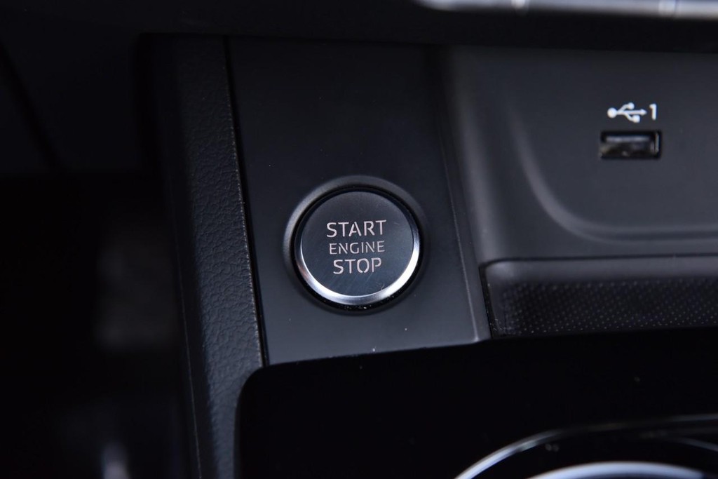 Audi A4 Sedan Vehicle Full-screen Gallery Image 17