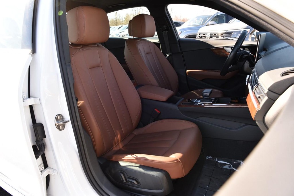 Audi A4 Sedan Vehicle Full-screen Gallery Image 21